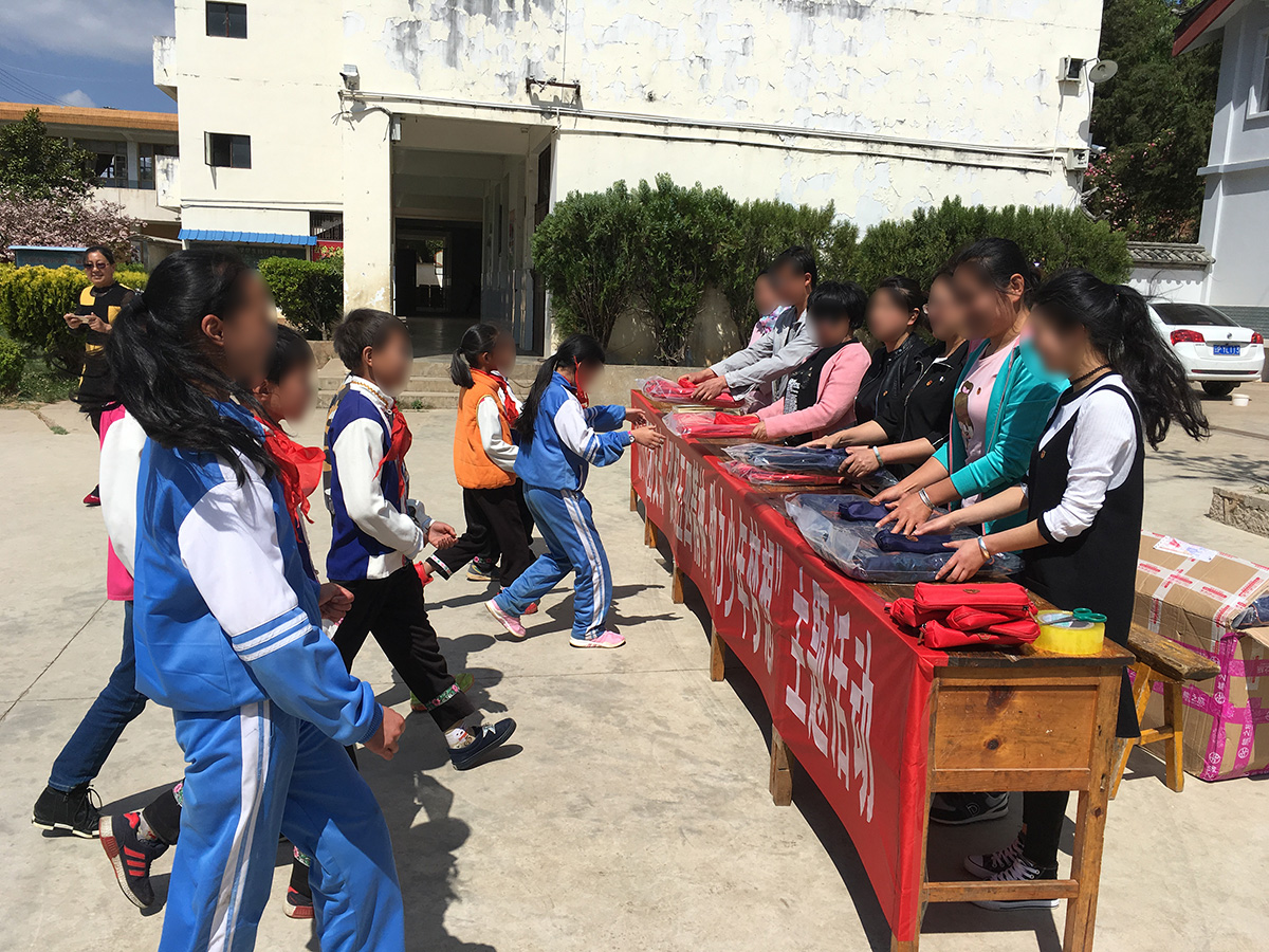 慰問福利院、聾啞學校