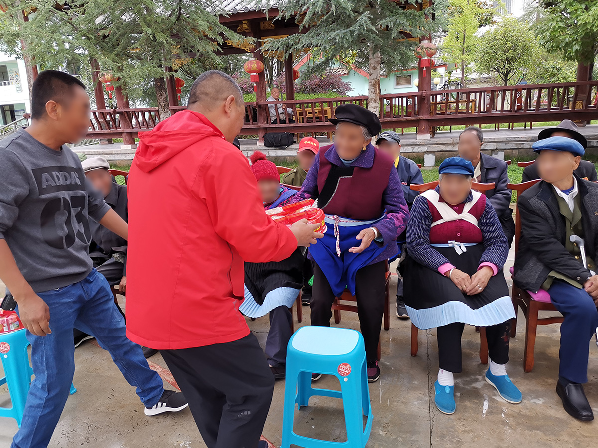 慰問福利院、聾啞學校