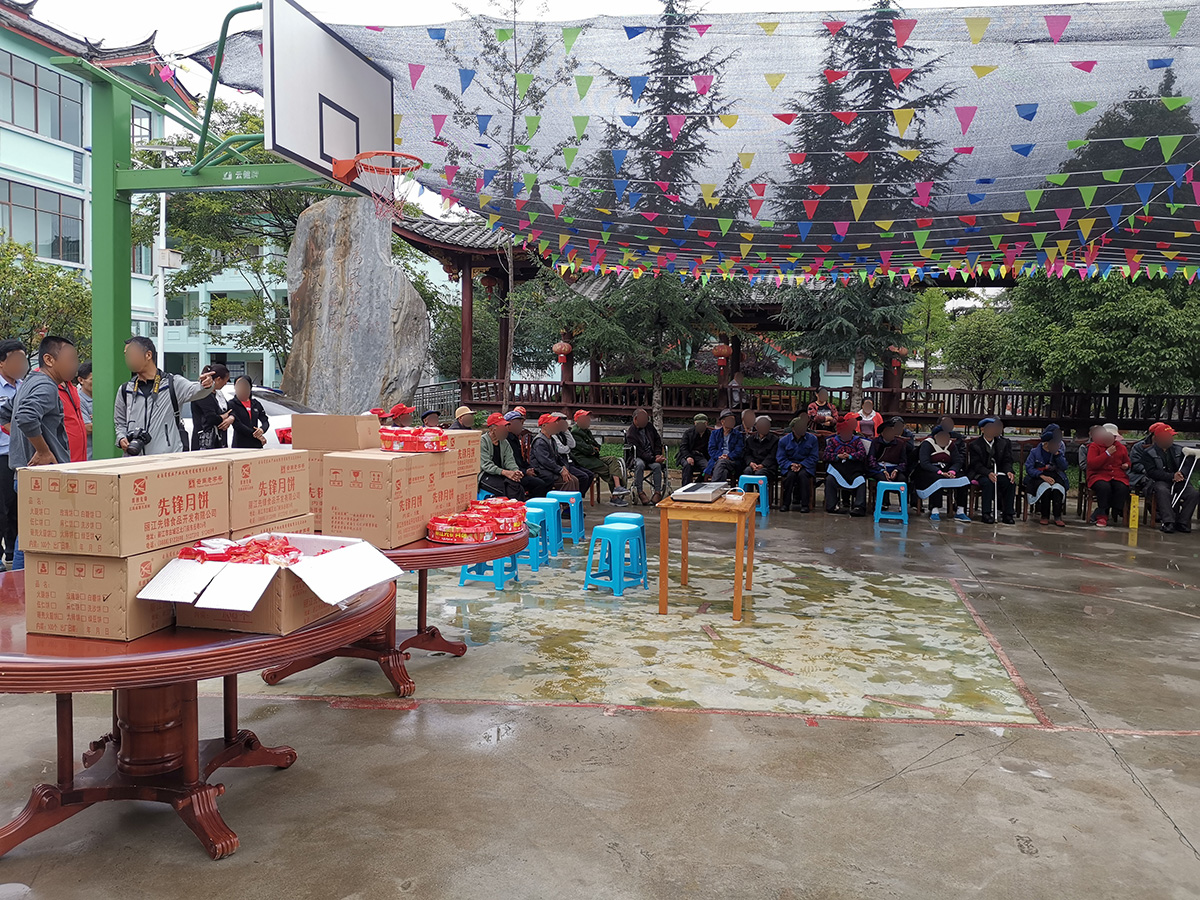 慰問福利院、聾啞學校